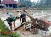 Babinsa Koramil 0826-05 Larangan Turun Membantu Petani Membajak Sawah di Desa Larangan Luar