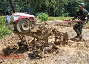 Pelda Johan Arif Bantu Petani Siapkan Lahan Pertanian di Desa Sumber Waru