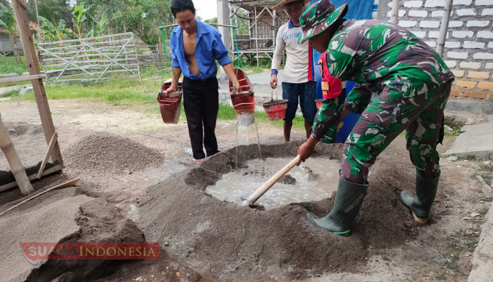 Peduli Tempat Ibadah, Babinsa Panglegur Bantu Rehabilitasi Mushola Al-Hikmah