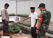 Babinsa Koramil Pakong dan Babinkamtibmas Komsos dengan Ketua Kelompok Tani di Klompang Timur