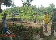 Babinsa Koramil 0826-06 Pademawu Dampingi Pipanisasi di Dusun Dharma