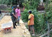 Perkuat Binter, Serda M. Sayyadi Bantu Pengerjaan Jalan Makadam di Wilayah Binaan