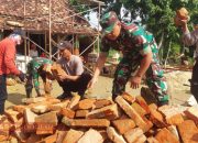 TNI Koramil 0826-08 Palengaan Bantu Pembongkaran Rumah Warga Korban Angin Kencang