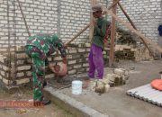 Wujudkan Kemanunggalan TNI-Rakyat, Sertu Mudi Koestiono Bantu Pembangunan Rumah Warga