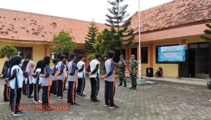 Batuud Koramil 0826-13 Pasean Latih Kepemimpinan Siswa OSIS SMK Negeri 1 Pasean