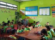 TK Bhakti Mulya Kecamatan Jrengik Hanya Miliki Satu Ruang Kelas Merangkap Ruang Kepala TK dan Guru 8 TK Bhakti Mulya Kecamatan Jrengik Hanya Miliki Satu Ruang Kelas Merangkap Ruang Kepala TK dan Guru