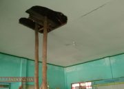 Ruang Kasek dan Guru SDN Malaka 2 Tengahnya Diberi Bambu Agar Tidak Ambruk