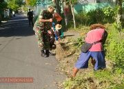 Jaga Kebersihan Lingkungan, Babinsa Artodung Bersama Warga Bersih-Bersih Kampung