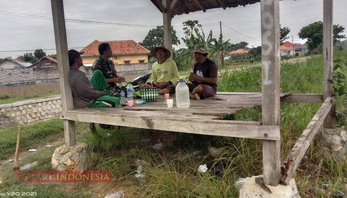 Komsos Dengan Petani, Serda Achmad Syarkawi Dorong Semangat Warga Prekbun dalam Bidang Pertanian