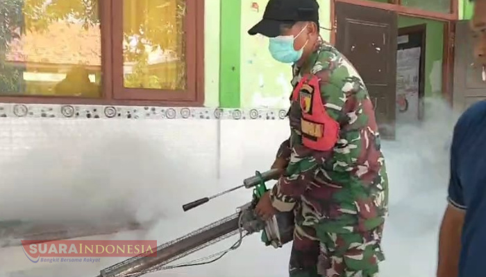 Cegah Penyakit DBD, Babinsa Koramil 0826-06 Pademawu Bersama Petugas Puskesmas Lakukan Fogging di Rumah Warga 1 IMG 20250206 135356