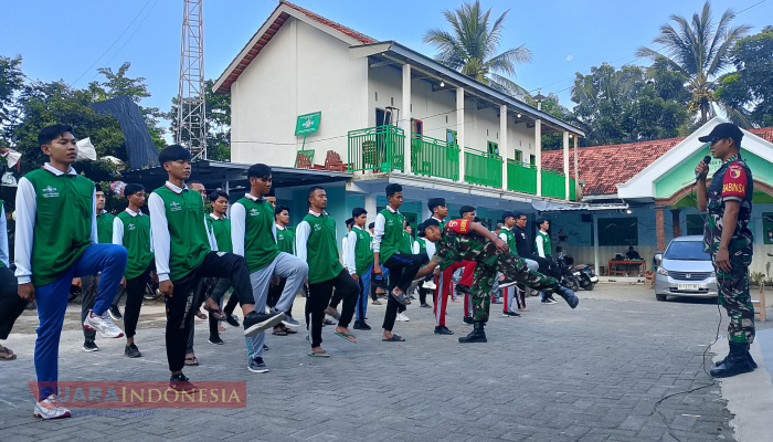Bentuk Sikap Disiplin, Anggota Penggerak NU Kecamatan Kadur Dibekali Pelatihan PBB dari Posramil 0826-12 Kadur