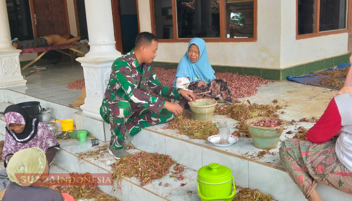 Sambangi Warga, Babinsa Koramil 0826-11 Batumarmar Beri Motivasi Petani Bawang