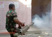 Cegah Perkembangan Nyamuk Aedes Aegypti, Babinsa Koramil 0826-01 Pamekasan Lakukan Fogging di SDN Teja Barat 1