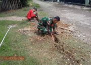 Babinsa Desa Buddih Bantu Warga Memasang Saluran Air untuk Penuhi Kebutuhan MCK