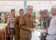 Bupati Pamekasan Serahkan Sertifikat Program PTSL, Begini Harapan Kholilurrahman