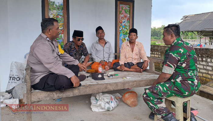 Ciptakan Kondusifitas Wilayah, Babinsa Bicorong dan Bhabinkamtibmas Gelar Komsos Bersama Warga