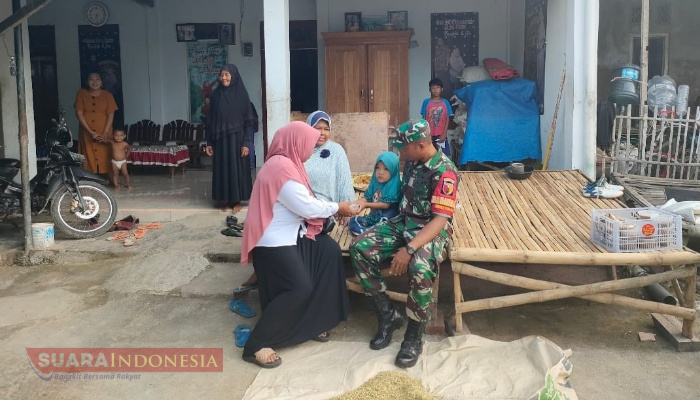 Babinsa Panglegur Bersama Bidan Desa Kunjungi Rumah Warga, Pantau Kesehatan Olivia Pasca Sakit
