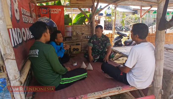 Babinsa Desa Jalmak Serma M. Hidayat Jalin Komsos dengan Pemuda di Dusun Tengah