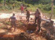 Anggota Posramil 0826-12 Kadur Bantu Penutupan Sumber Air dan Gas di Dusun Kadur Barat