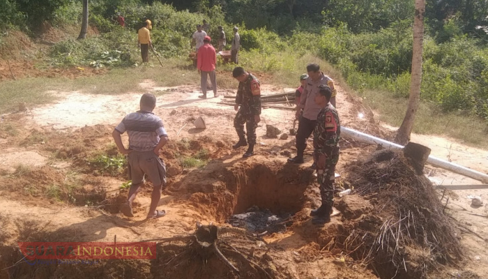 Anggota Posramil 0826-12 Kadur Bantu Penutupan Sumber Air dan Gas di Dusun Kadur Barat