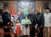 Izzy, Penghafal Alqur’an 30 Juz di Usia 6 Tahun Dapat Penghargaan dari Bupati Pamekasan