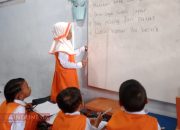 Murid TK Mutiara Ilmu Belajar Diteras Rumah dan Ruang Tamu, Tapi Pintar Membaca
