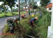 Normalisasi Saluran Air, Babinsa Gotong Royong Bersama Warga Bersihkan Selokan