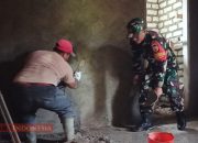 Pererat Kemanunggalan TNI-Rakyat, Babinsa Bajur Bantu Warga Bangun Rumah