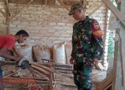 Babinsa Koramil 0826-05 Larangan Jalin Komsos dengan Pengrajin Mebel di Desa Duko Timur