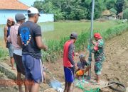 Dukung Pertanian, Babinsa Desa Somalang Bantu Warga Pasang Pompa Air