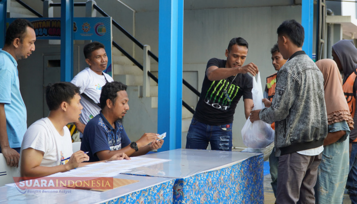 Bentuk Kepedulian, PLN UP3 Madura Salurkan Daging Hewan Kurban di Momen Idul Adha 1446 H