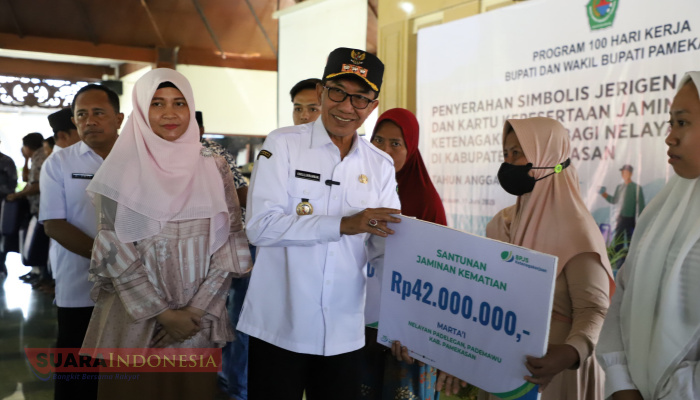 100 Hari Kerja, Bupati dan Wakil Bupati Pamekasan Serahkan Bantuan Jerigen BBM Bersubsidi dan Jaminan Sosial untuk Nelayan