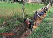 Babinsa Koramil 0826-09 Pakong Gotong Royong Bersihkan Saluran Irigasi