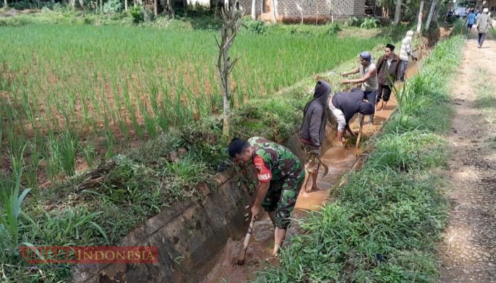 Babinsa Koramil 0826-09 Pakong Gotong Royong Bersihkan Saluran Irigasi