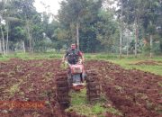 Ringankan Beban Warga, Koptu Eko Febrianto Bantu Petani Bajak Lahan Pertanian