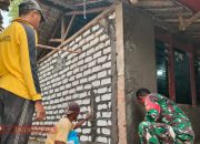 Tingkatkan Kesejahteraan Masyarakat, Serda Akhmad Nurdi Hamzah Bersama Warga Bangun Rumah untuk Warga Kurang Mampu
