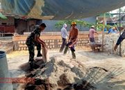 Sertu Edy Purwanto Gotong-Royong Bersama Warga Bangun Musholla di Desa Angsanah