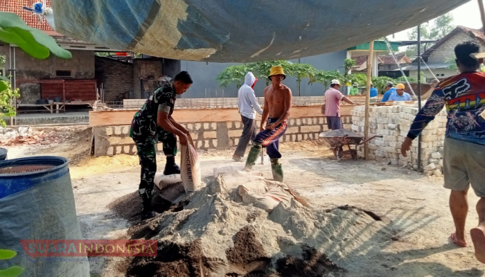 Sertu Edy Purwanto Gotong-Royong Bersama Warga Bangun Musholla di Desa Angsanah