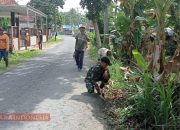 Jaga Keindahan Lingkungan, Sertu Arif Hamdan Wardani Gotong Royong Bersama Warga Bersih-bersih Jalan