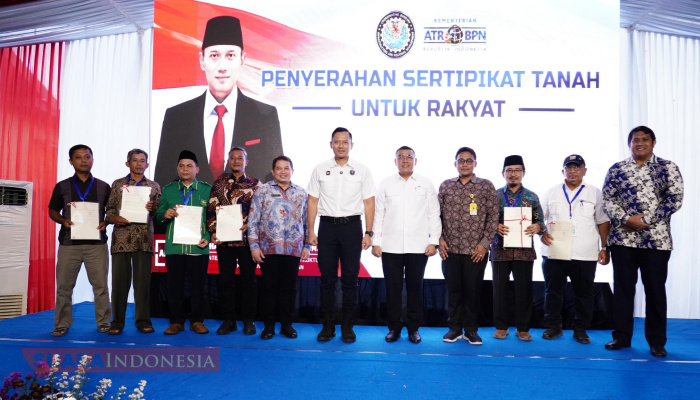 Lampaui Target Penyelesaian PTSL, Menko AHY dan Wamen Ossy Serahkan Langsung Sertipikat Masyarakat Kabupaten Pacitan