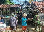 Perkuat Binter, Serda Supriyadi Gotong-royong Turunkan Genteng Dapur Warga