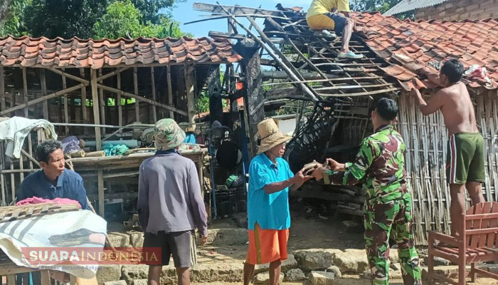 Perkuat Binter, Serda Supriyadi Gotong-royong Turunkan Genteng Dapur Warga