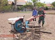 Siapkan Lahan Pertanian, Serda M. Nurhidayat Bantu Petani Bajak Sawah