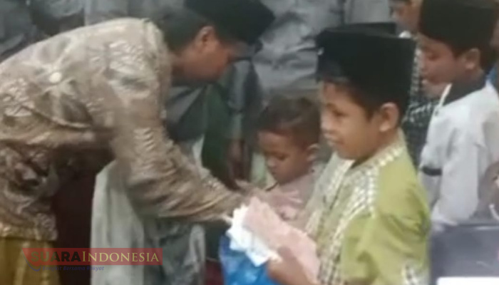 Peringati 10 Muharam, Yayasan Takmir Masjid Al-Ishaq Pamekasan Santuni 50 Anak Yatim