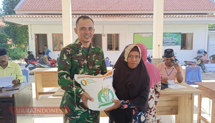 Babinsa Desa Bindang Dampingi Penyaluran Bantuan Pangan dari Bulog kepada 495 KPM