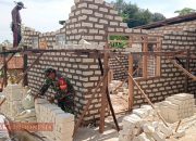 Wujudkan Kemanunggalan, Babinsa Koramil Waru Bantu Warga Bangun Rumah