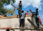 Babinsa Panglegur Ikut Gotong Royong Renovasi Rumah Warga Tidak Layak Huni