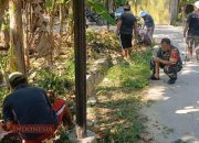 Babinsa Jalmak dan Warga Gelar Karya Bhakti Bersihkan Selokan