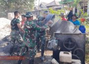 Satgas TMMD Bersama Warga Bangun Jalan Rabat Beton di Desa Kramat