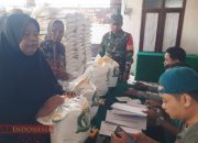 Babinsa Dampingi Penyaluran Bantuan Beras untuk 988 Keluarga di Desa Kramat